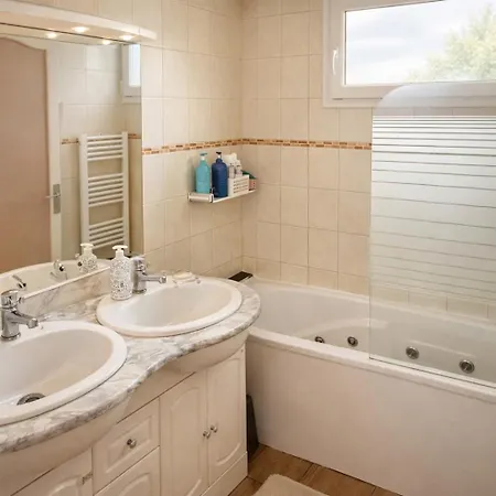 Saphir Climatisee Avec Piscine - 2 P